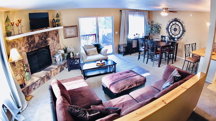Cozy Mountain Home Surrounded By Pine Trees - Crestline, CA