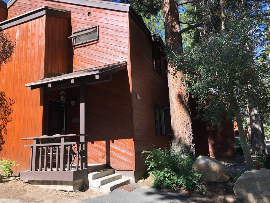 A few steps to the private front door, making it easy for loading and unloading.