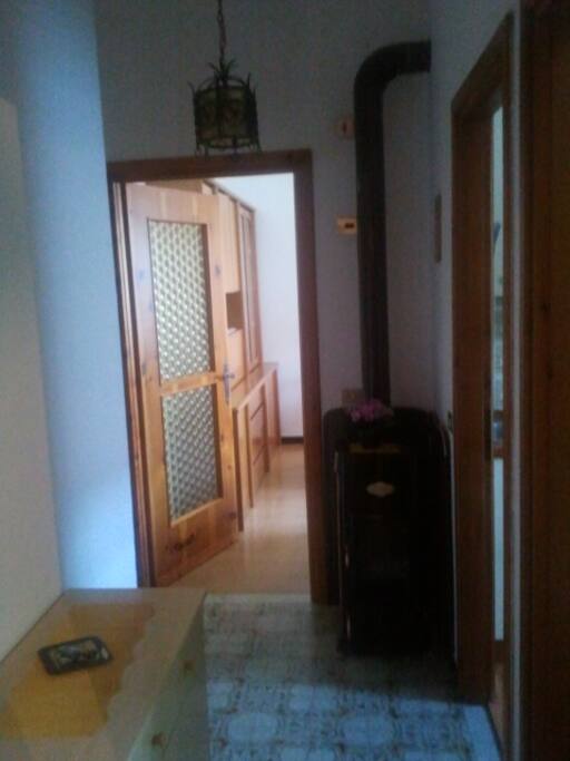 ingresso dell'abitazione con stufa a legna funzionante per gli amanti della fiamma visibile..