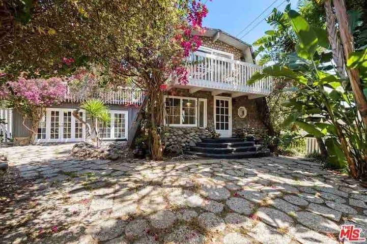 Malibu Mountain Cottage near the Beach!