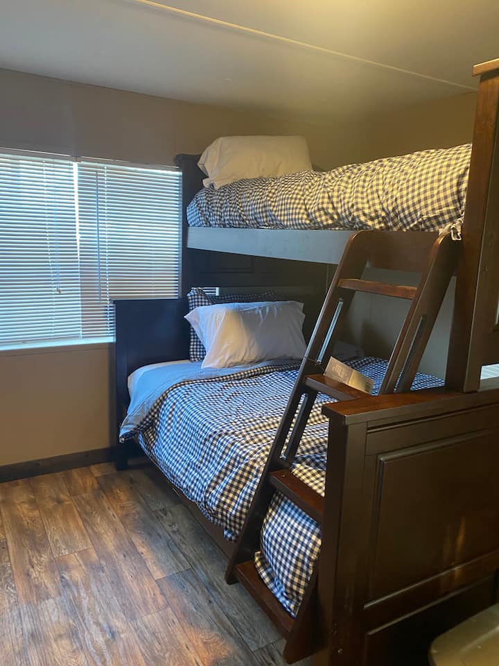dormitorio 1 con cama individual sobre litera completa