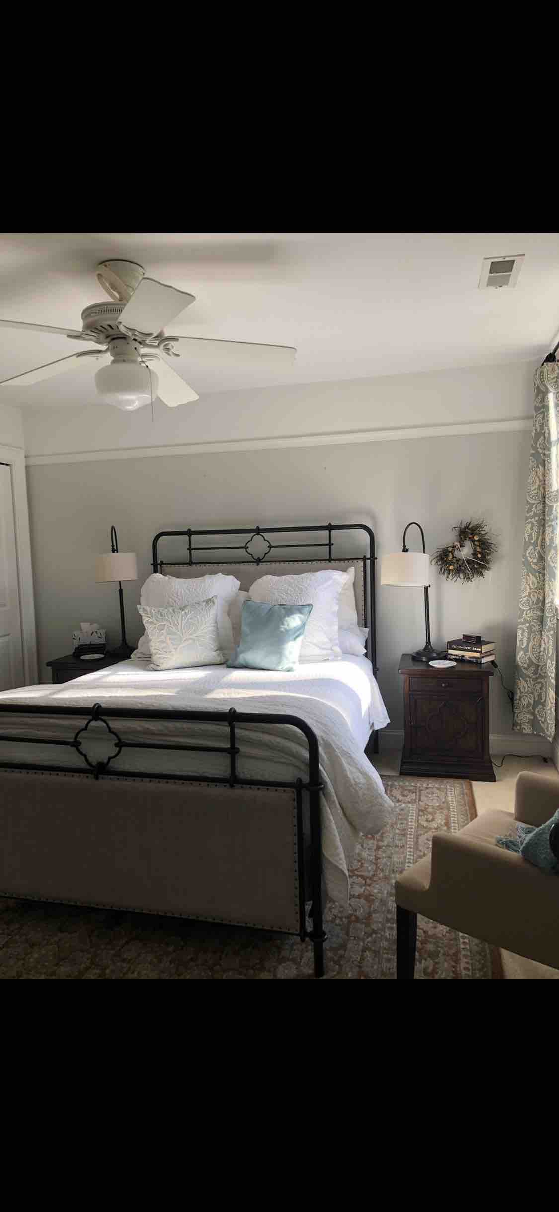 Krásna manželská posteľ Queen v nemeckej izbe 