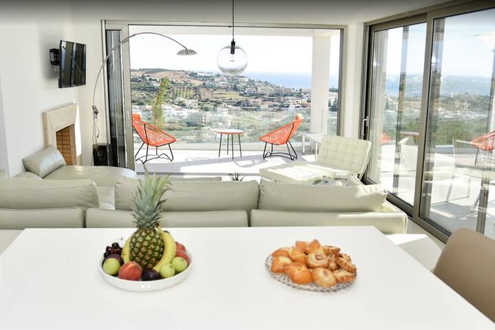 Villa Kallia, 3 BD, 3 BA, private pool, sea views! gallery image 4