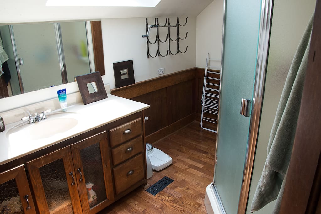 You can see the moonrise through the bathroom skylight if you're lucky :)