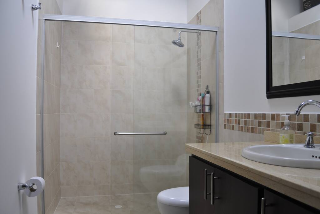 baño alcoba de 2 camas