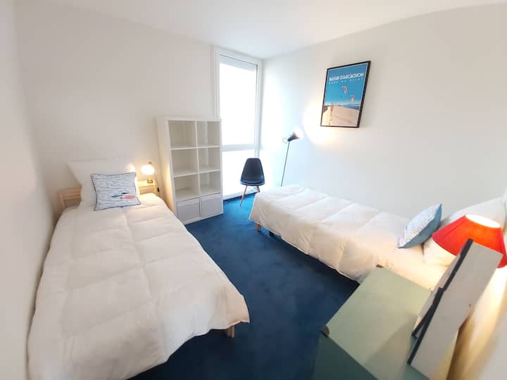 Спална соба 2 со кревети 90x90 кои може да се променат на 180 см