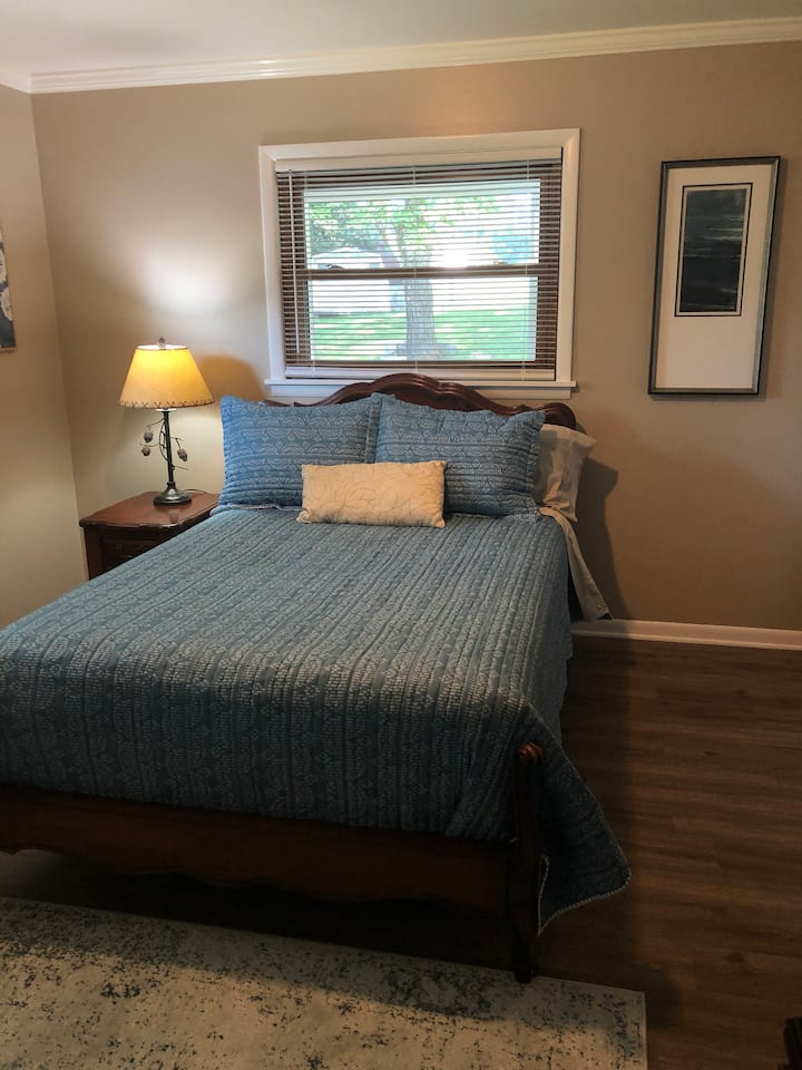 Dhoma e pasme e gjumit, krevat me madhësi të plotë pa televizor