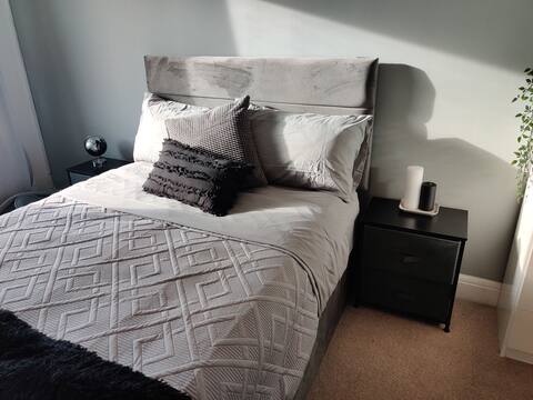 Luxury 2 bedroom condo with views of Thames in greater London