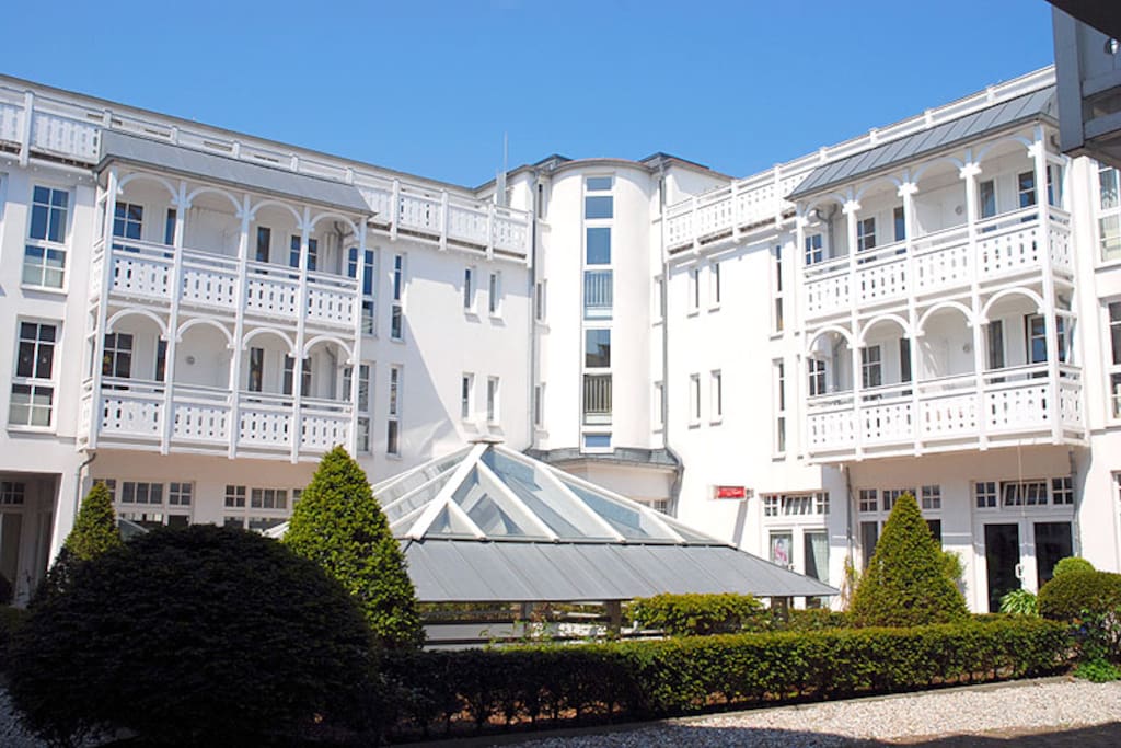 Die Hausansicht des Seepark Sellin im Ostseebad Sellin auf Rügen.