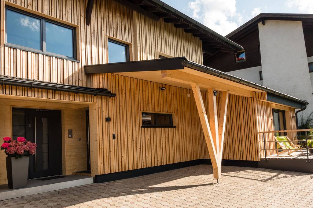Eingangsbereich mit Carport