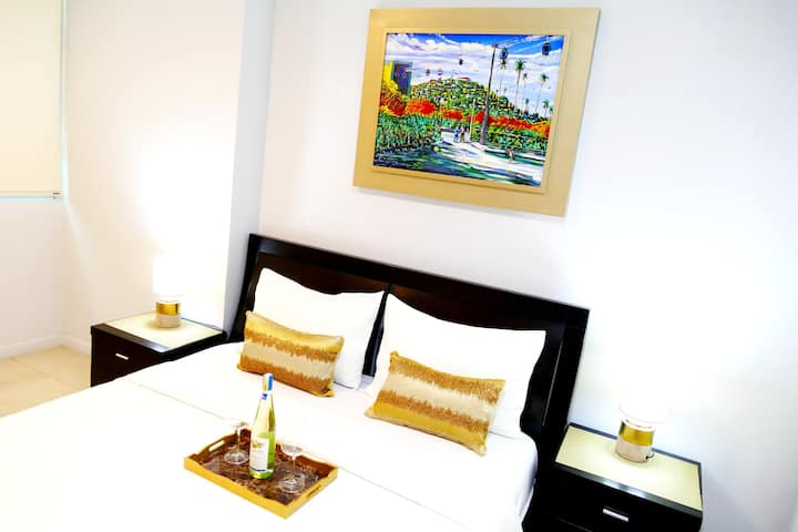 חדר שינה ראשי #2  טלוויזיה 50אינץ' עם כבלים וחדר
רחצה פרטי.