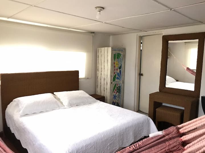 Este cuarto cuenta con una camas doble con colchon nuevo muy confortable.
Tiene aire acondicionado y  baño privado.
Cuenta con una iluminacion muy bonita y es un lugar muy tranquilo.