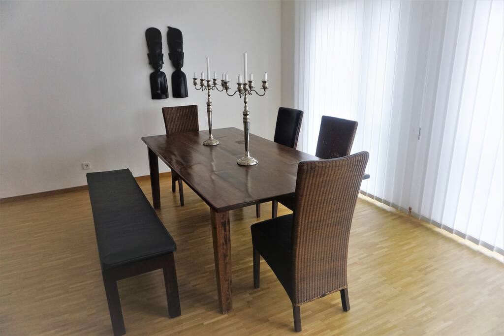Esstisch im Wohnzimmer