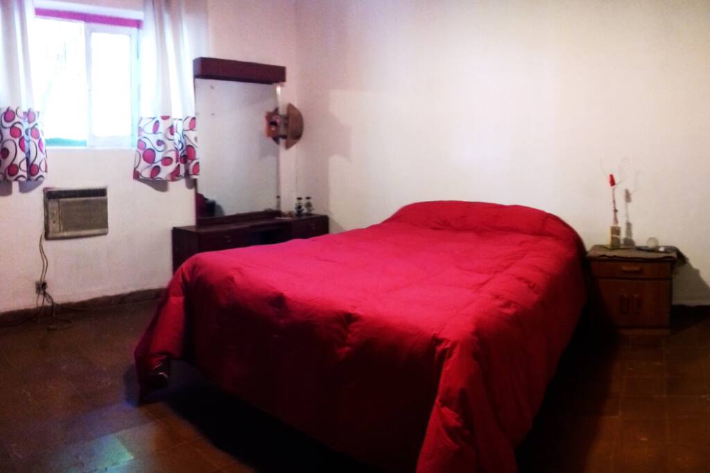 Habitación privada con sommier de dos plazas y media, placard, aire acondicionado y calefacción.