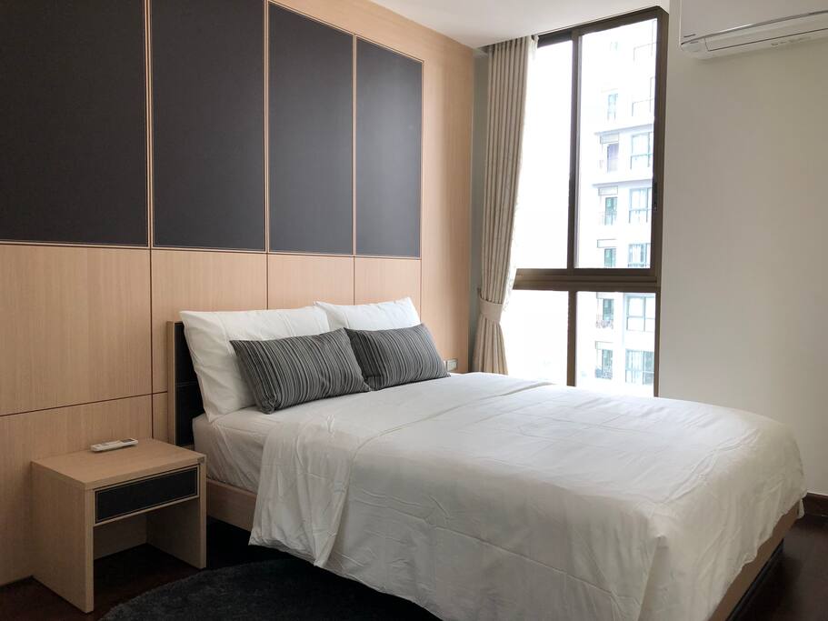 Bedroom. Queen size bed.
