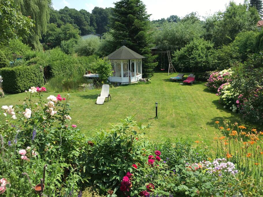 Im Garten wartet ein Pavillon mit Teich...