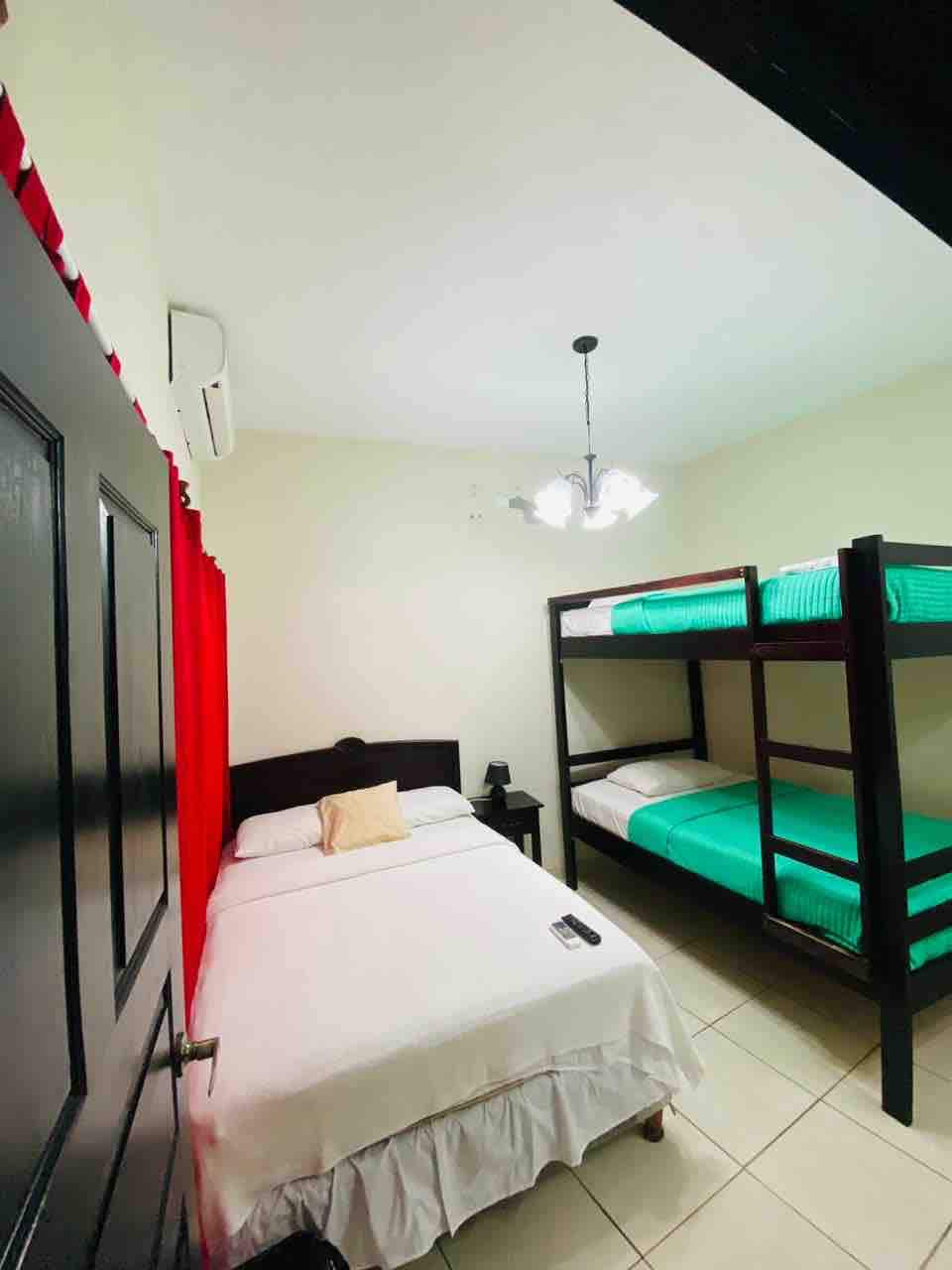 第二间客房配有一张双人床和一张双层床、私人便利设施、空调 