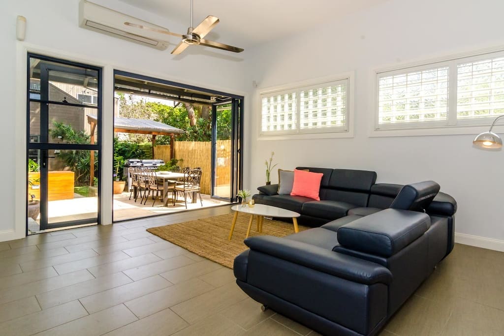 Open plan lounge effortlessly extends to alfresco escape
