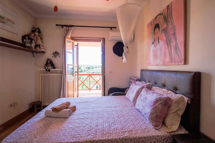 Собата на Евгенија. Брачен кревет (широк 125 - 149 см). Пристап до балкон со поглед.