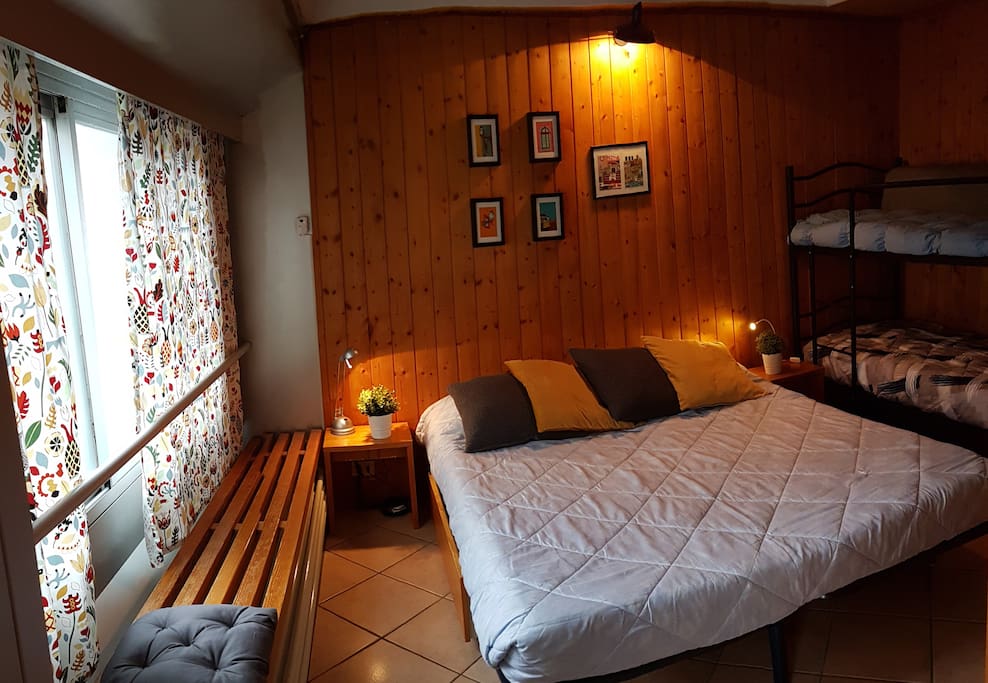 La zona notte con in vista il letto a castello