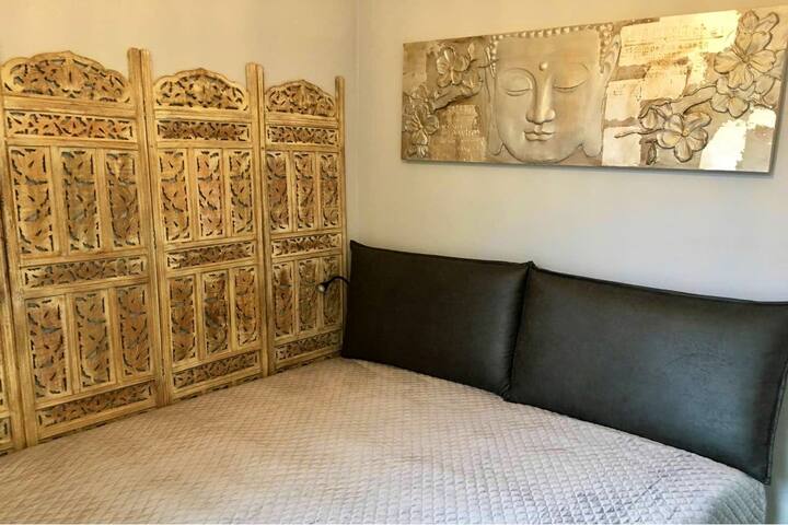 1. spálňa s veľkou manželskou posteľou (180 x 200 cm)