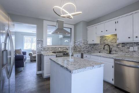 CharmingThree Bedroom Home Hosted by DNA Comforts
