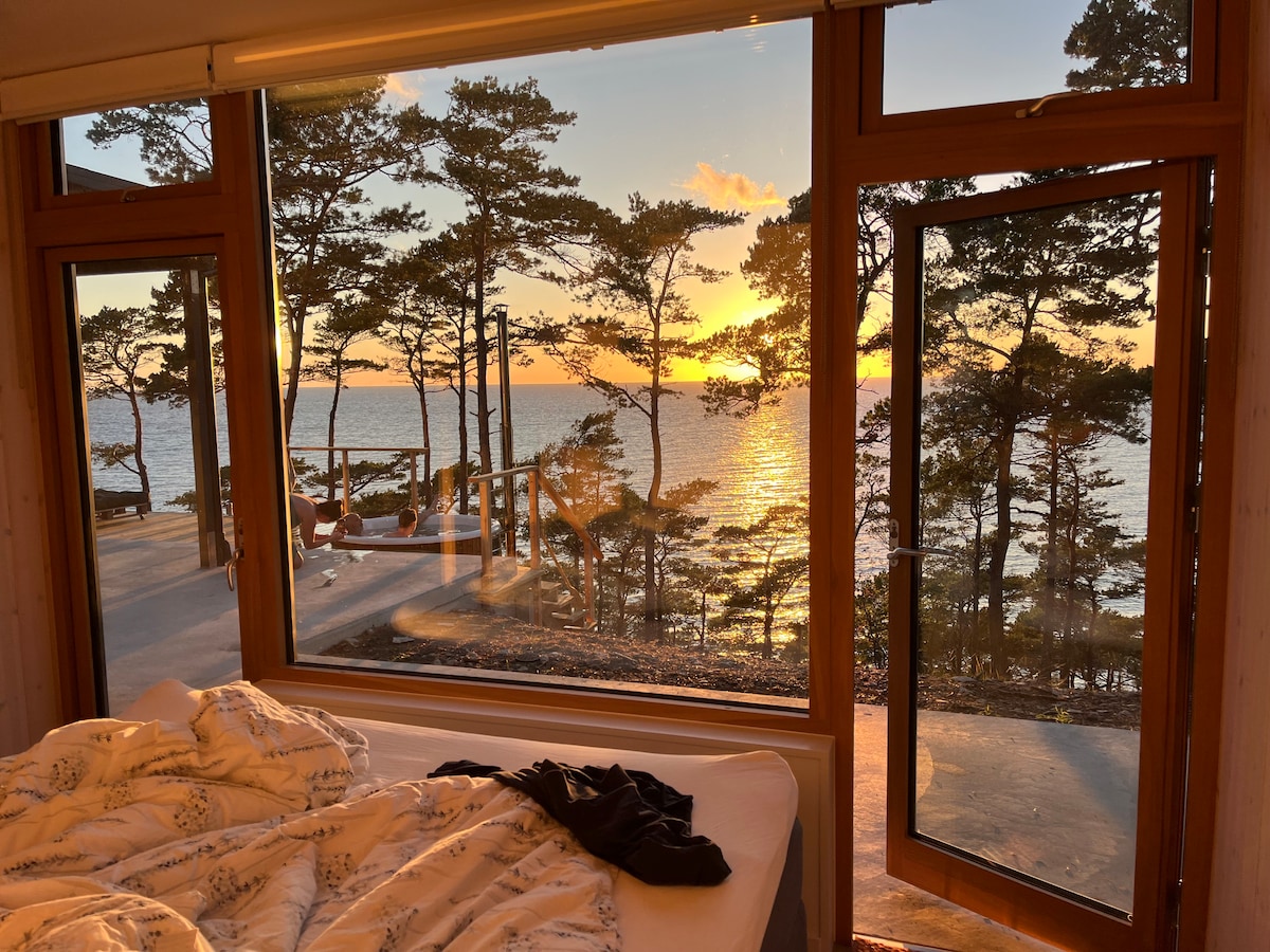 Спална соба 2 со двоен кревет и врати до тремот. 