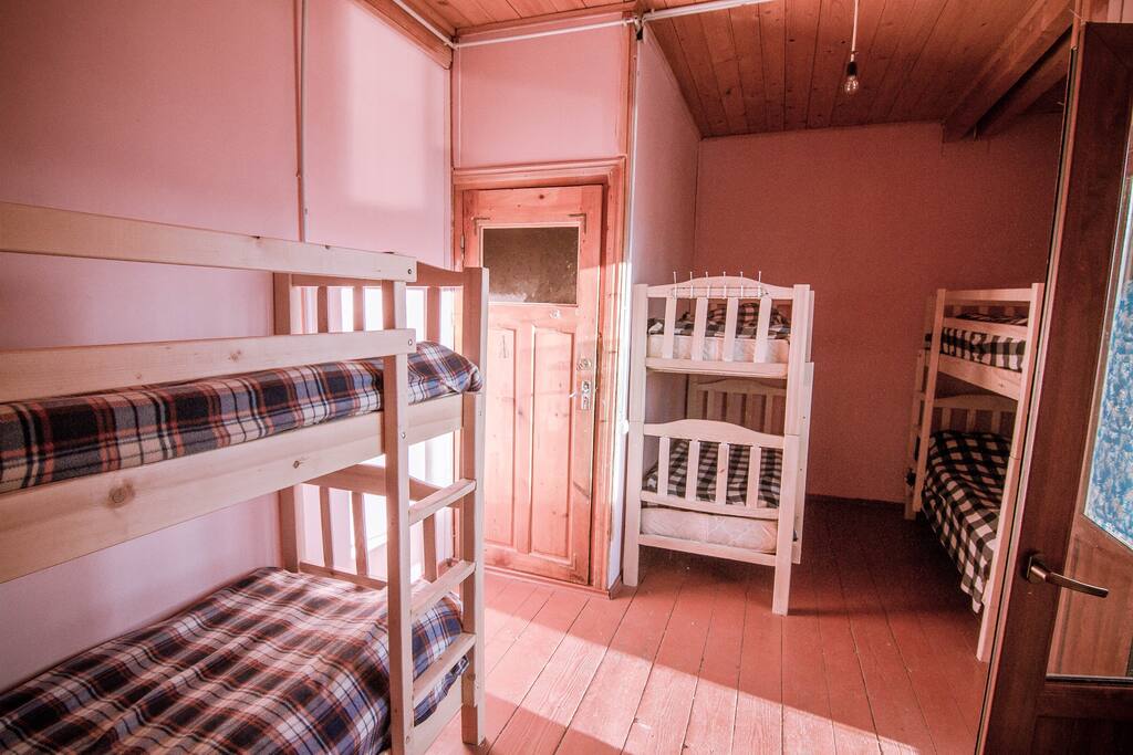 6 beds room