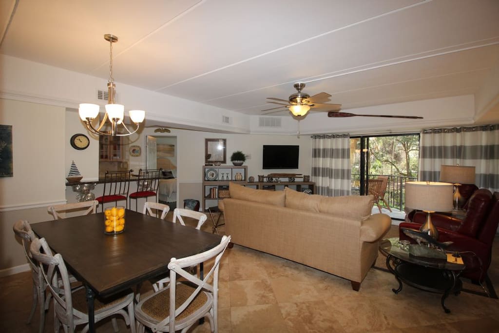 Couch,Furniture,Chair,Dining Room,Indoors