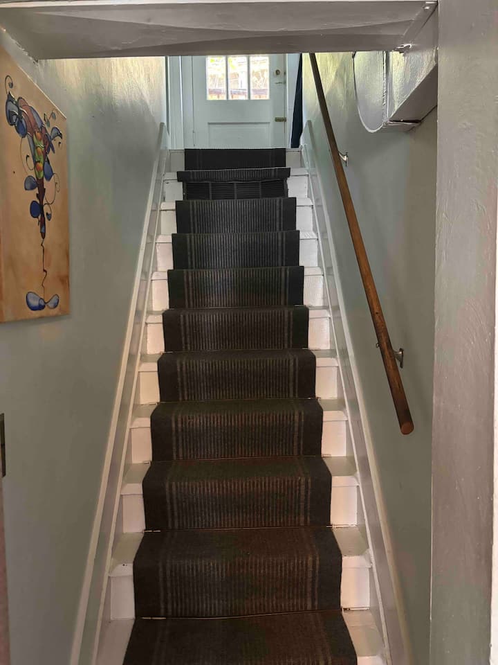 מדרגות תלולות לכל חדרי השינה