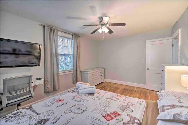 ¡Mucho espacio en la cómoda y un ventilador para que disfrutes también!