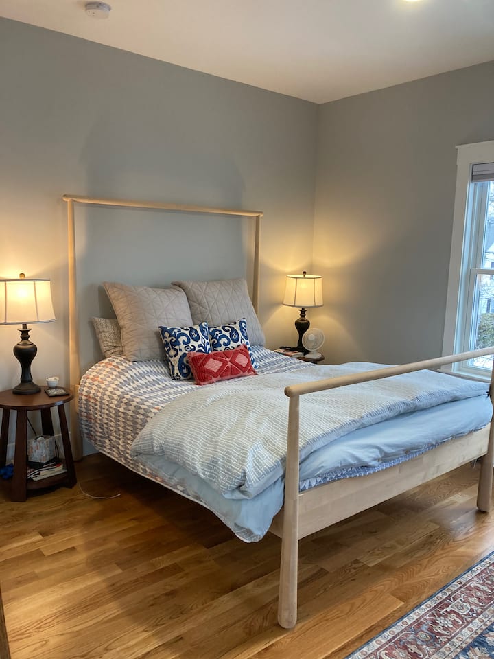 غرفة نوم رئيسية بحمام داخلي