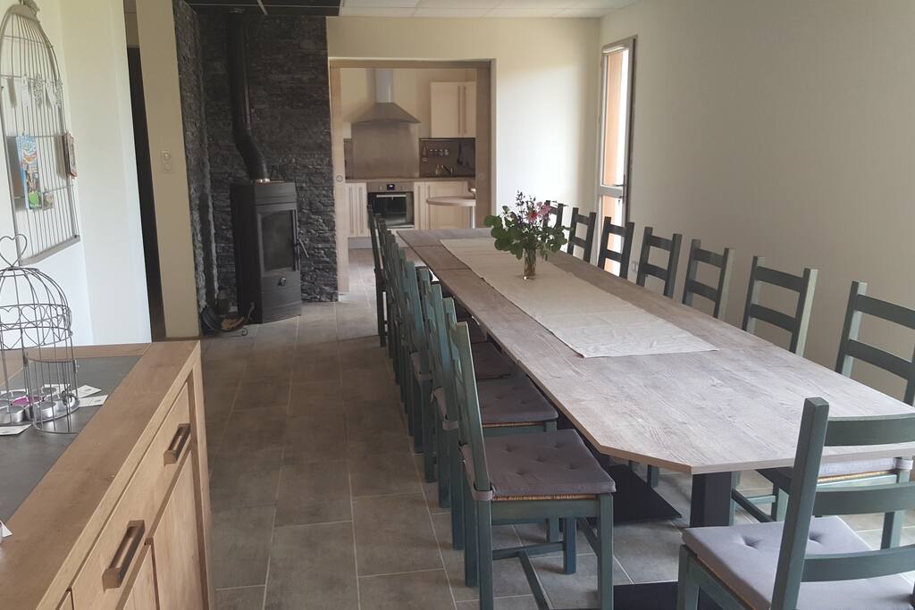 Grande salle avec vue sur la cuisine