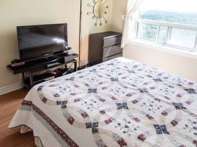 Stunning 2 Bedroom Condo near Shops and Subway gallery image 5