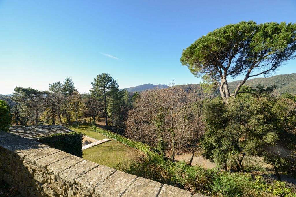 La Magnanerie : vue sur les Cévennes et la terrasse de la piscine