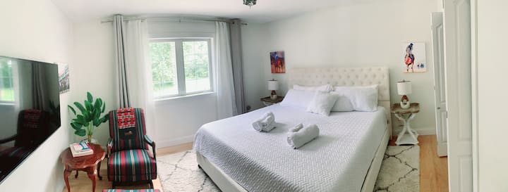 2ème étage Saratoga King Bedroom sur l'aile Est. Vue sur la fontaine et l'étang, rideaux occultants, placard, télévision connectée avec HBO Max, Disney+, Netflix, Hulu et haut-parleur intelligent. Alarme de fumée et de monoxyde de carbone. Chambre pour lit d'appoint (+ 85 $ ).