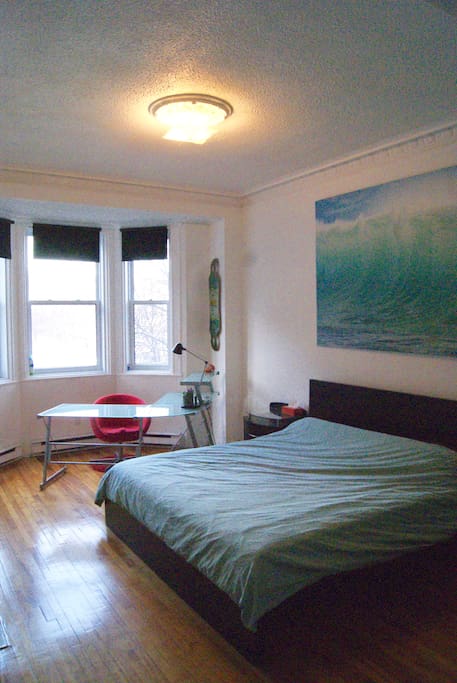 Big, spacious room with nice working area
