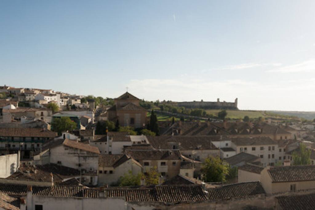 Vista panorámica de Chinchón desde el mirador de la iglesia.