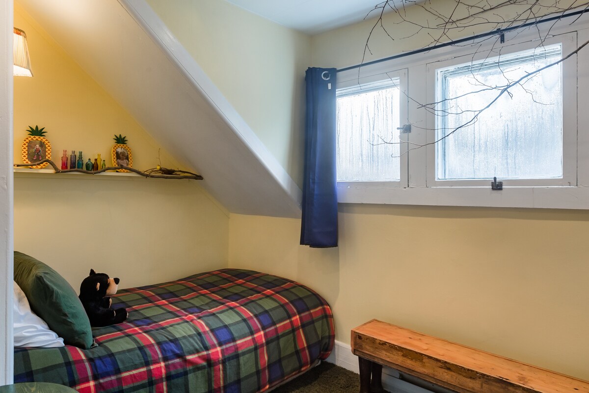 Втора спалня в основната къща - идеална за деца.