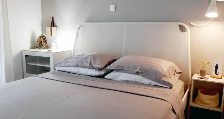 חדר שינה ראשי עם מיטה זוגית