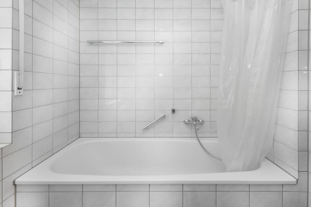 Badewanne mit Duschmöglichkeit