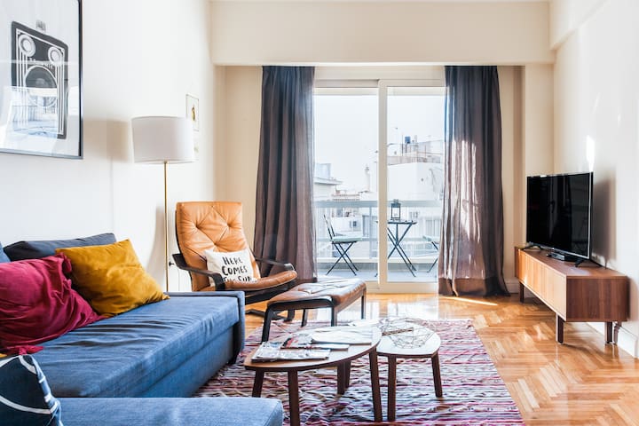 Athena’s Hideaway- Fully Renovated- Absolute Best Location