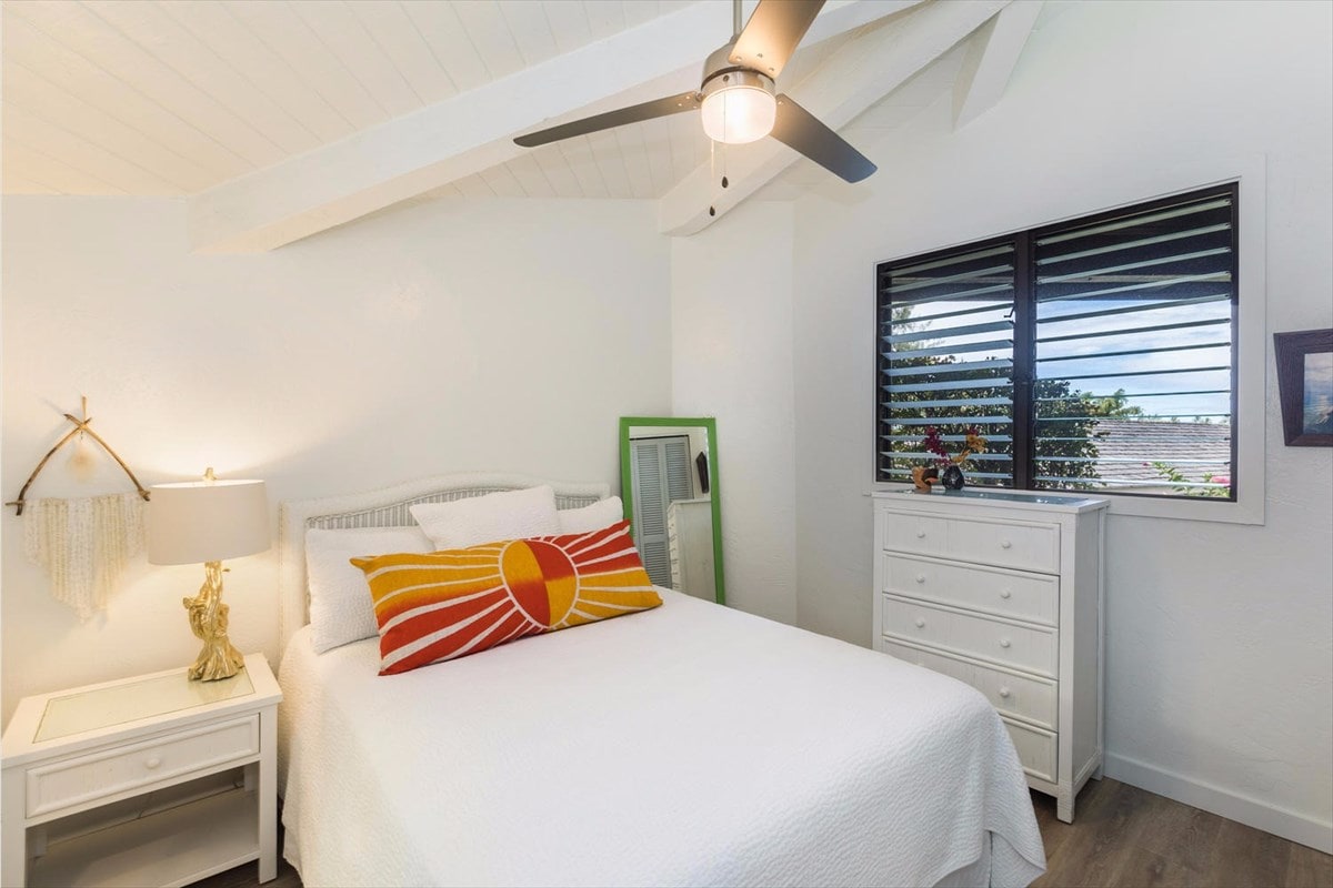 Dormitorio de invitados con cama tamaño queen y baño en suite 