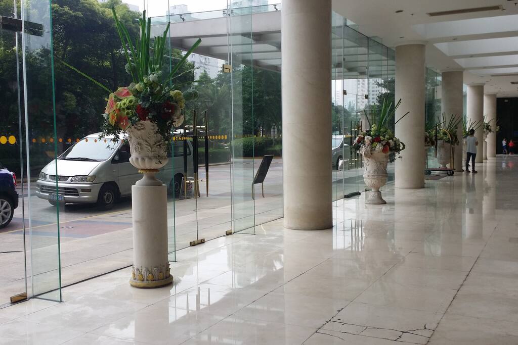 Lobby with 24-hr security