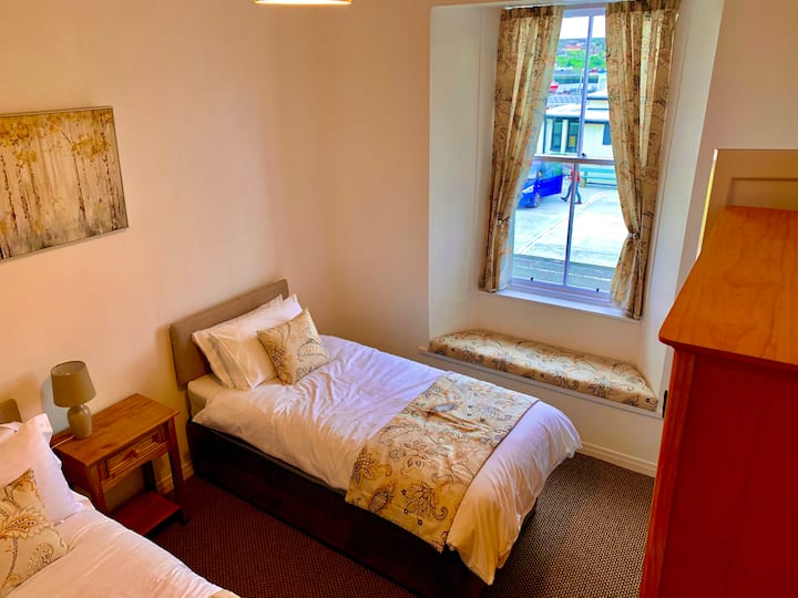 Საძინებელი პირველი, დიდი და ერთადგილიანი საწოლი პირველ სართულზე 