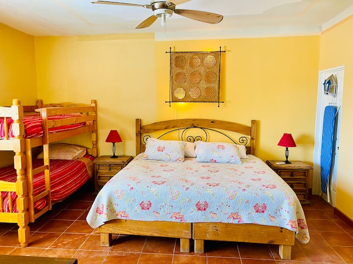 ห้องนอนใหญ่พร้อมเตียงคิงไซส์และเตียงสองชั้นเครื่องปรับอากาศและเครื่องทำความร้อนแยกพัดลมเพดานและห้องอาบน้ำเต็มรูปแบบ 