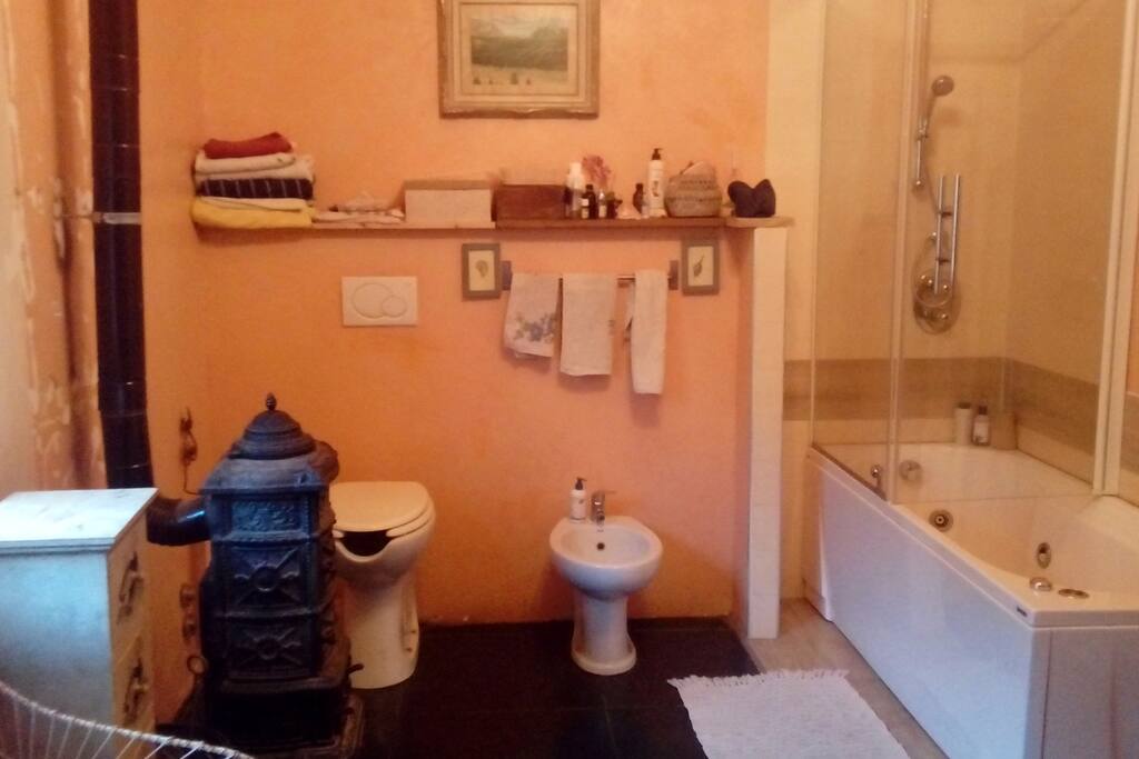 Ampio bagno con stufa e vasca idromassaggio, completo di water per ospiti con difficoltà di deambulazione
