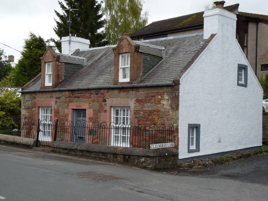 Quaint, cosy Heron Cottage