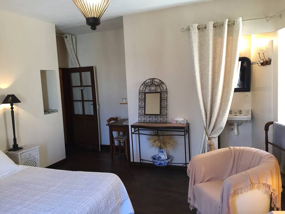 Chambre 1 avec son coin douche privatif
