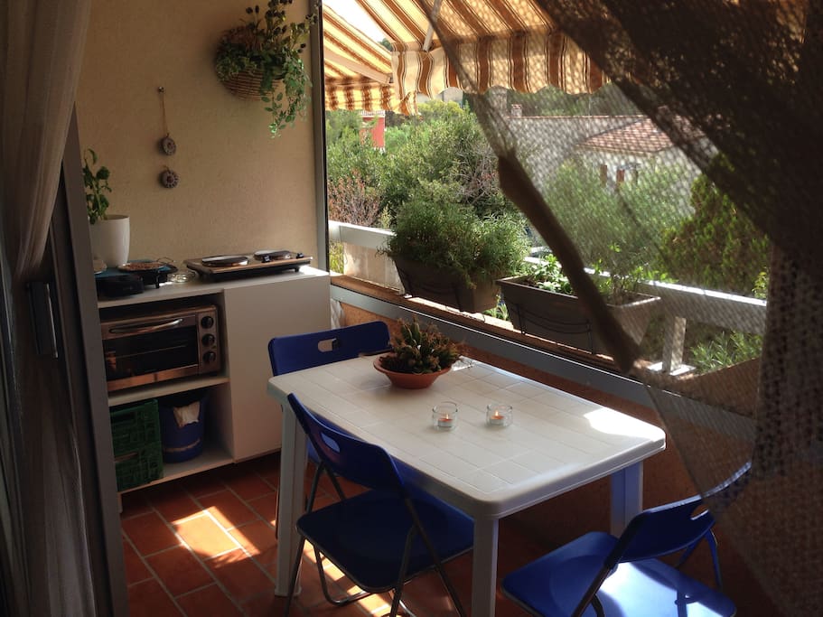 Verandina abitabile, con un altro angolo cottura all'esterno ( piastre elettriche, forno e griglia).